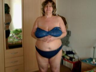 ReifeMissMolly - Alter: 49 / Sch�tze - Gr&ouml;&szlig;e: 168 / kr�ftig - Geschlecht: weiblich - Ausrichtung: bisexuell - Haare: blond / mittellang - Piercing: keins - BH-Gr&ouml;&szlig;e: DD - Hautfarbe: weiss - Augen: blau - Rasur: teilrasiert
