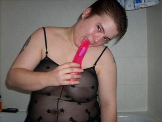 Alter: 29 / Steinbock - Gr&ouml;&szlig;e: 160 / mollig - Geschlecht: weiblich - Ausrichtung: bisexuell - Haare: braun / kurz - Piercing: Gesicht - BH-Gr&ouml;&szlig;e: E und mehr - Hautfarbe: weiss - Augen: braun - Rasur: vollrasiert