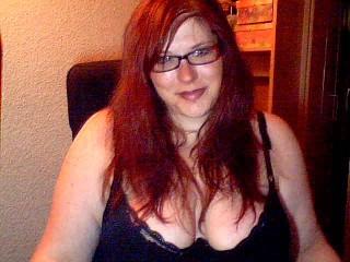 Alter: 32 / Stier - Gr&ouml;&szlig;e: 174 / mollig - Geschlecht: weiblich - Ausrichtung: bisexuell - Haare: rot / sehr lang - Piercing: keins - BH-Gr&ouml;&szlig;e: DD - Hautfarbe: weiss - Augen: braun - Rasur: vollrasiert