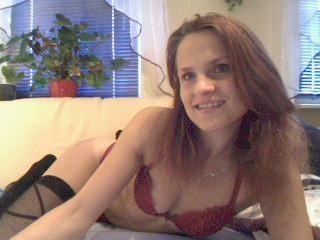 Hotjenny - Ich will, da&szlig; du mich richtig geil verw&ouml;hnst, dann werde ich dich auch geil machen.....geile Dildoshow ohne langes drum herum reden.
