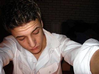 Alter: 20 / Sch&uuml;tze - Gr&ouml;&szlig;e: 194 / sportlich - Geschlecht: m&auml;nnlich - Ausrichtung: bisexuell - Haare: br&uuml;nett / kurz - Piercing: Gesicht - BH-Gr&ouml;&szlig;e:  - Hautfarbe: gebr&auml;unt - Augen: blau - Rasur: teilrasiert