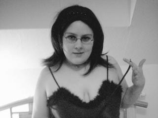 MollyMausi - Alter: 27 / Widder - Gr&ouml;&szlig;e: 172 / kr&auml;ftig - Geschlecht: weiblich - Ausrichtung: bisexuell - Haare: schwarz / lang - Piercing: keins - BH-Gr&ouml;&szlig;e: B - Hautfarbe: weiss - Augen: blau - Rasur: vollrasiert