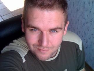 Alter: 26 / Fische - Gr&ouml;&szlig;e: 184 / mollig - Geschlecht: m&auml;nnlich - Ausrichtung: homosexuell - Haare: blond / kurz - Piercing: keins - BH-Gr&ouml;&szlig;e:  - Hautfarbe: weiss - Augen: blau - Rasur: nicht rasiert