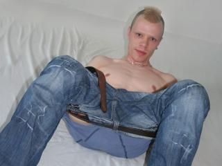 Alter: 29 / Steinbock - Gr&ouml;&szlig;e: 175 / sportlich - Geschlecht: m&auml;nnlich - Ausrichtung: bisexuell - Haare: blond / kurz - Piercing: Gesicht - BH-Gr&ouml;&szlig;e:  - Hautfarbe: weiss - Augen: blau - Rasur: teilrasiert