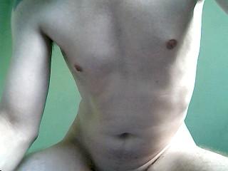 Alter: 26 / Fische - Gr&ouml;&szlig;e: 175 / schlank - Geschlecht: m&auml;nnlich - Ausrichtung: bisexuell - Haare: blond / kurz - Piercing: keins - Hautfarbe: weiss - Augen: blau - Rasur: vollrasiert