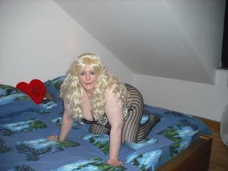 DaisyWet - Huhu S&uuml;&szlig;er. Ich bin die Daisy, 37 Jahre alt, und ich will dir vor der Cam sehr gerne alle meine Qualit&auml;ten pr&auml;sentieren. Meine prallen Br&uuml;ste, 85C, und auch meine feuchte Pu*y wollen von dir erkundschaftet werden. Ich bin f&uuml;r dich, mein S&uuml;&szlig;er, t&auml;glich online.