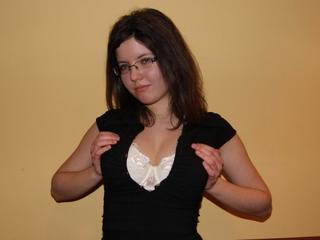Alter: 21 / Zwilling - Gr&ouml;&szlig;e: 170 / schlank - Geschlecht: weiblich - Ausrichtung: heterosexuell - Haare: br&uuml;nett / mittellang - Piercing: keins - BH-Gr&ouml;&szlig;e: C - Hautfarbe: weiss - Augen: blau - Rasur: vollrasiert