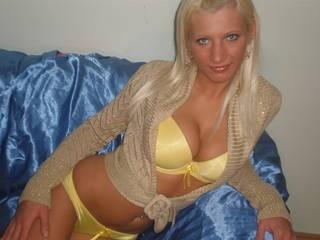 Alter: 24 / Steinbock - Gr&ouml;&szlig;e: 167 / schlank - Geschlecht: weiblich - Ausrichtung: bisexuell - Haare: blond / sehr lang - Piercing: keins - BH-Gr&ouml;&szlig;e: C - Hautfarbe: weiss - Augen: blau - Rasur: teilrasiert