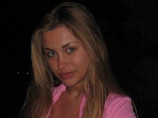 MISSKISS - Hi! Bin eine romantische und leidenschaftliche Frau. Ich mag es viel zu k&uuml;ssen und danach noch mehr:-). Da ich zur Zeit ledig bin, suche ich hier nebenbei auch einen Partner:-)! Kuss f&uuml;r dich:-).