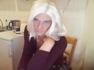 Alter: 42 / Krebs - Gr&ouml;&szlig;e: 188 / schlank - Geschlecht: transsexuell - Ausrichtung: bisexuell - Haare: blond / lang - Piercing: keins - BH-Gr&ouml;&szlig;e:  - Hautfarbe: weiss - Augen: gr&uuml;n - Rasur: vollrasiert