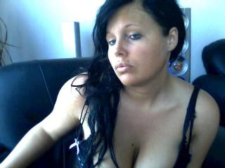 Nina 18 - Ich bin ein geiles Luder, und bei mir kommen M&auml;nner ganz auf ihre Kosten. Ich biete einen hei&szlig;en Body mit weiblichen Rundungen und einem hei&szlig;en Mund f&uuml;r geile Zungenspiele. Worauf wartest du noch? Meine nasse Pu**y wartet schon.