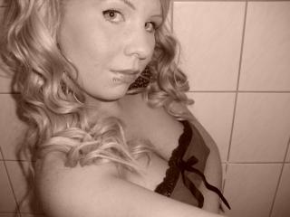 Sweet 18 - Hallo, ich bin zwar jung, aber total nass und tabulos. Meine s&uuml;&szlig;e, enge P*ssy braucht es hart, und am liebsten hab ich es, wenn du bestimmst wo es langgeht.