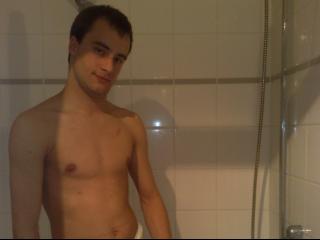 cockfrog - Alter: 20 / Waage - Alter: 180 / normal - Geschlecht: m�nnlich - Ausrichtung: homosexuell - Haare: braun / kurz - Piercing: keins - BH-Gr&ouml;&szlig;e:  - Hautfarbe: weiss - Augen: gr�n - Rasur: teilrasiert