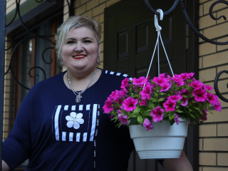 Ich bin ein geselliges Mädchen aus der Ukraine, ich mag singen, kommunizieren und spielen